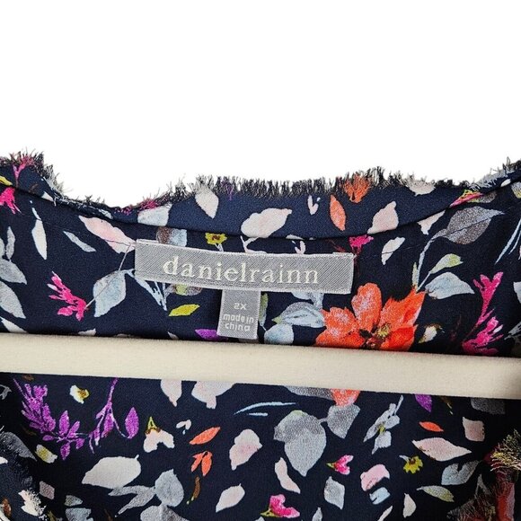 Danielrainn Navy Blue Spring Floral Split Neck Raw Hem Blouse Size 2XL - Picture 2 of 12